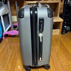 キャリー　4輪　機内持ち込みサイズ　横34センチ奥行き22センチ高さ55センチ　傷あります。鍵はありませんの画像