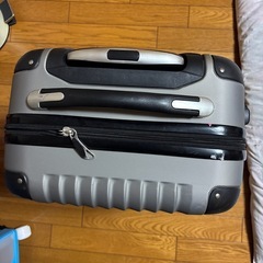 キャリー　4輪　機内持ち込みサイズ　横34センチ奥行き22センチ高さ55センチ　傷あります。鍵はありませんの画像