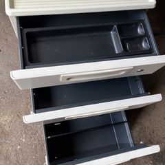 PLUS製オフィスデスク＋キャビネット＋机上ラック３点セット【おまけ付き】の画像