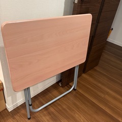 折りたたみテーブルと椅子の画像