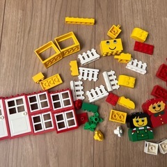 レゴ（白、赤、青、黄、黄緑、黒、茶）　飛行機パーツ、建物パーツの画像