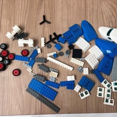 レゴ（白、赤、青、黄、黄緑、黒、茶）　飛行機パーツ、建物パーツの画像