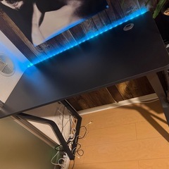 ゲーミングチェアとデスクの画像