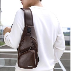 【新品未使用】ボディバッグ ワンショルダーバッグ レザー調 USBポート付き 茶色 の画像