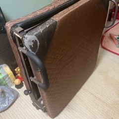 折りたたみ式のリクライニングベッドの画像