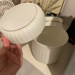 500円以上お買い上げで無料🆓小さめゴミ箱二つの画像