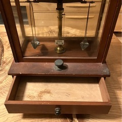 アンティーク 木製ガラスケース入り 天秤 薬用天秤 レトロの画像