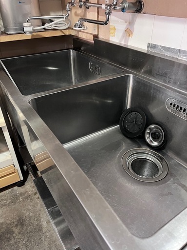 業務用2層式シンク。取り外し後、そのまま使用できる状態です。