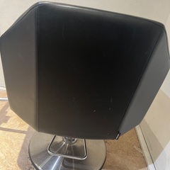 【銀座／美容室用スタイリングチェア】2脚　1脚5,000円・回転式・黒レザーの画像