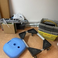 カゴ、延長コードなどの画像