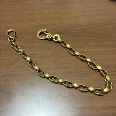ウォレットチェーンと骨の置物の画像