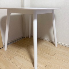 ダイニングテーブルの画像