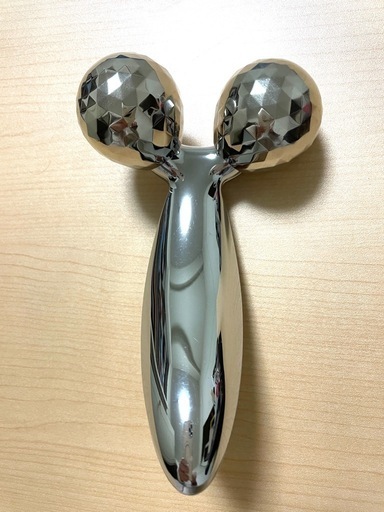 シルバーのReFa CARAT（リファ カラット）美顔ローラー収納袋付き
