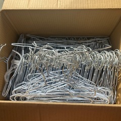 金属製のシルバー滑り止め付き ハンガー 約134本の画像