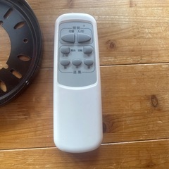 2023年製シーリングファンライト4灯リモコン付きの画像