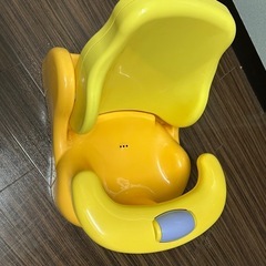 イエロー ベビーバスチェア　アップリカの画像