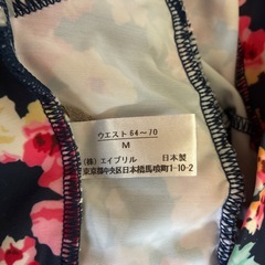 ラッシュガードと水着のスカートの画像