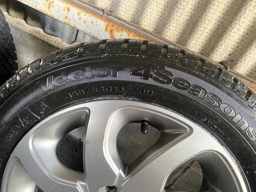 置き場所整理の為さらに値下げ格安18000円でお譲りします。スズキ純正アルミホイール＋タイヤ　　グッドイヤー　オールシーズンタイヤサイズ155/65R14タイヤ溝バリ山です。 置き場所整理の為格安19800円でお譲りします。スズキ純正アルミ
