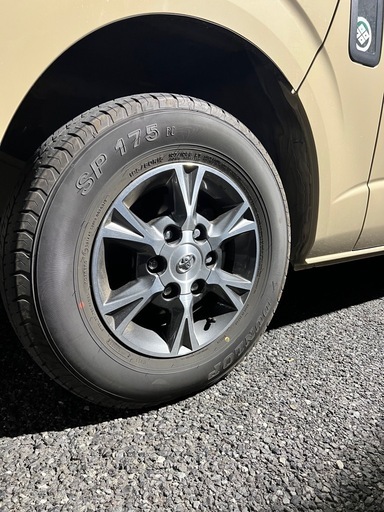 トヨタハイエース200系8型純正アルミホイール（タイヤ&ナット付き）