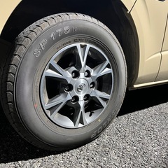トヨタハイエース200系8型純正アルミホイール（タイヤ&ナット付き）の画像