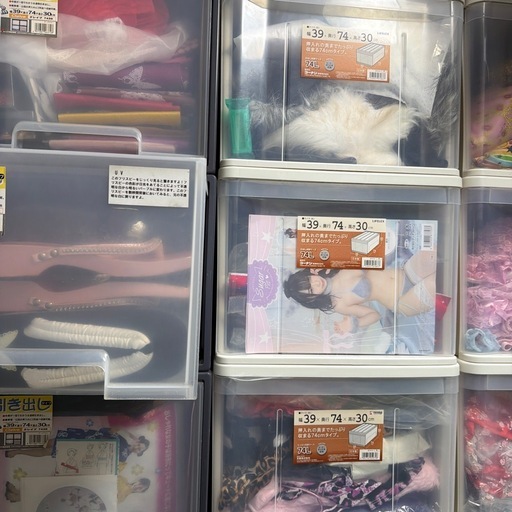コスプレ撮影用衣装、小道具等大量整理します。