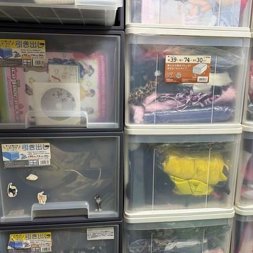 コスプレ撮影用衣装、小道具等大量整理します。