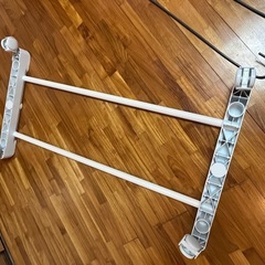 貰っロングS字フック2本とハンガーラックの土台キャスター付きの画像