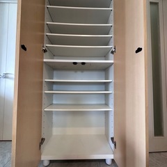 【取りに来ていただける方限定】ナチュラル
木製扉付き縦型ラック　の画像