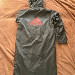 adidasベンチコート、赤&黒の画像