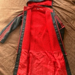 adidasベンチコート、赤&黒の画像