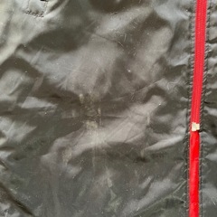 adidasベンチコート、赤&黒の画像