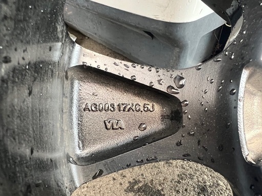 215/60R17  アルミホイール　スタッドレスタイヤ　４本セット　ハイエースなど  使用期間１ヶ月 ほぼ未使用  着払い（送料は）