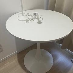 丸テーブル+卓上ランプ
の画像