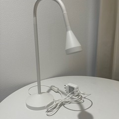 丸テーブル+卓上ランプ
の画像