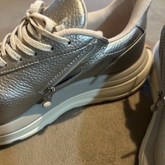 美品　YONEX ヨネックス　シルバー スニーカー　25 の画像