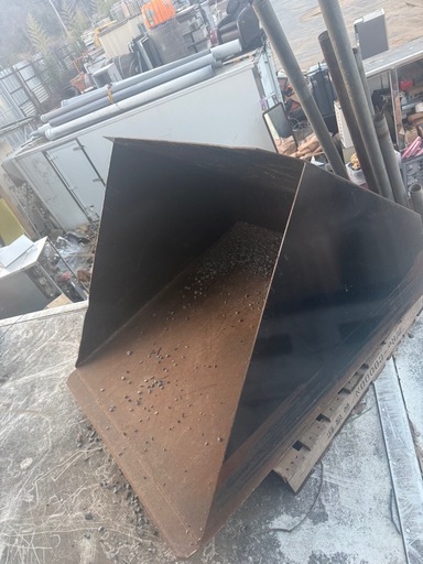 リフトの
金属製の三角形状バケット