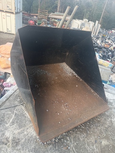 リフトの
金属製の三角形状バケット