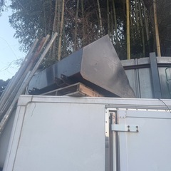 リフトの
金属製の三角形状バケットの画像