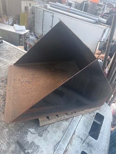 リフトの
金属製の三角形状バケット