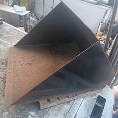 リフトの
金属製の三角形状バケットの画像