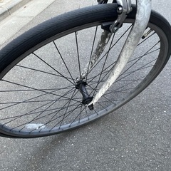 【取引:3/13以降】クロスバイク（鍵・ライト付き）傷ありの画像