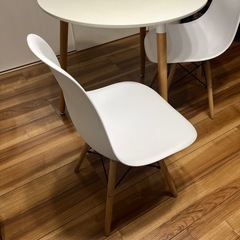 テーブル、チェア２つの画像