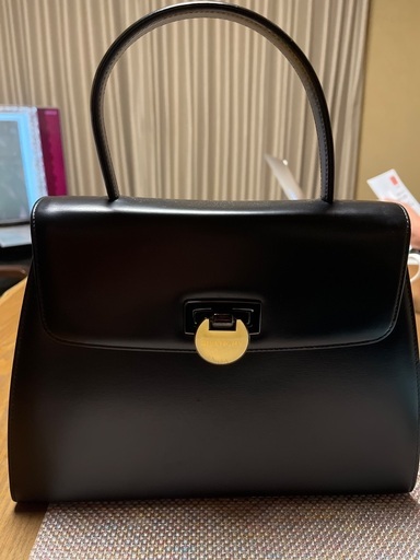 更に値引きしました。ジバンシーフォーマルバックです。箱有ります。用途別に中央シンボルが変えられます。