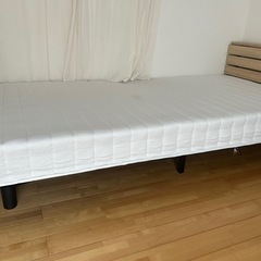 ベッドとマットレスのセットの画像