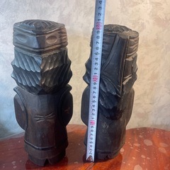 北海道の先住民族であるアイヌの文化を伝える「ニポポ」と呼ばれる木彫りの夫婦人形の画像