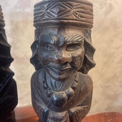 北海道の先住民族であるアイヌの文化を伝える「ニポポ」と呼ばれる木彫りの夫婦人形の画像