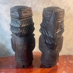 北海道の先住民族であるアイヌの文化を伝える「ニポポ」と呼ばれる木彫りの夫婦人形の画像