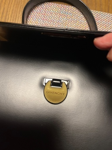 更に値引きしました。ジバンシーフォーマルバックです。箱有ります。用途別に中央シンボルが変えられます。