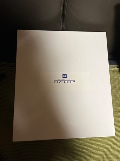 更に値引きしました。ジバンシーフォーマルバックです。箱有ります。用途別に中央シンボルが変えられます。
