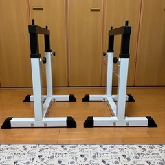 トレーニングベンチ、
セーフティラック、バーベルのセットの画像